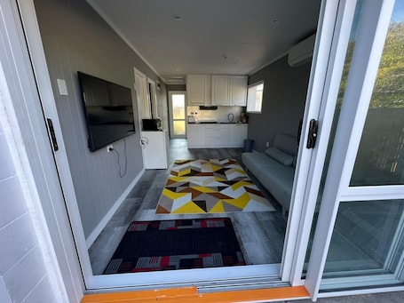 Smart TV, books. Brand new Guesthouse
Completely Private.
2 min drive or 10 min walk to the lake.