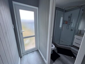 Sèche-cheveux, serviettes fournies, savon, shampoing