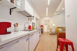 Køleskab, mikrobølgeovn, kogeplade, kaffe-/temaskine