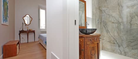 3 slaapkamers, een strijkplank/strijkijzer, gratis wifi, beddengoed