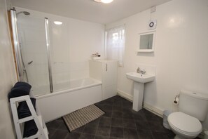 Serviettes fournies, savon, papier toilette