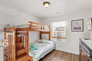 4 bedrooms, iron/ironing board, travel cot, free WiFi - Pet Friendly Steps to Boardwalk/Beach/Bikes/Grill- A (Ocean City)