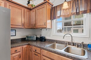 Een koelkast, een magnetron, een oven, een kookplaat