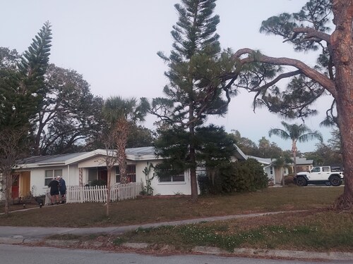 Charming 1-bedroom house in fabulous Sarasota duplex. Close to all. Pet friendly