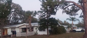 Charming 1-bedroom house in fabulous Sarasota duplex. Close to all. Pet friendly