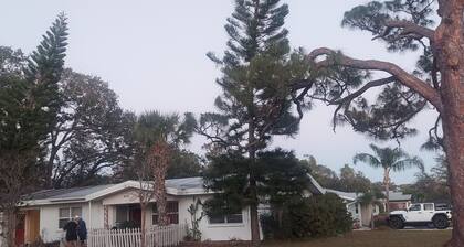 Charming 1-bedroom house in fabulous Sarasota duplex. Close to all. Pet friendly