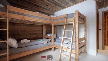 4 bedrooms, iron/ironing board, WiFi, bed sheets
