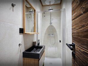 Douche, sèche-cheveux, serviettes fournies