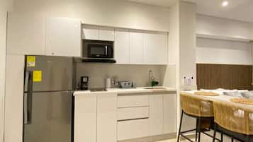 Lemari es kecil, microwave, dan peralatan masak/sendok-piring