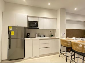 Frigobar, micro-ondas, talheres/pratos/utensílios de cozinha