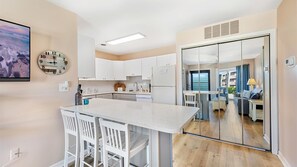 Refrigerador, microondas, horno y parrilla de estufa