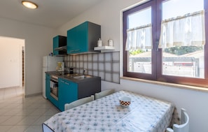 Fridge, stovetop, coffee/tea maker