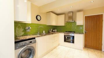 Frigorífico, microondas, horno y placa de cocina