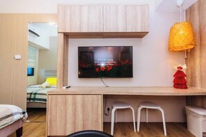1 bedroom, desk, WiFi