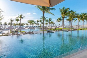 4 outdoor pools, free pool cabanas, pool umbrellas
