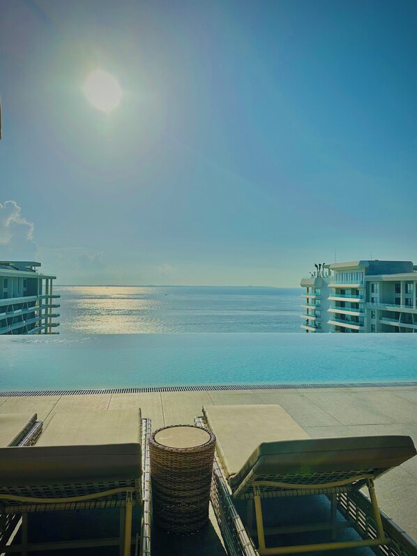 4 outdoor pools, free pool cabanas, pool umbrellas