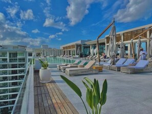 4 outdoor pools, free pool cabanas, pool umbrellas