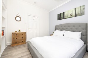 2 bedrooms, desk, iron/ironing board, travel cot - Argyl | 2 Bedroom Apt. on Thistle Street (Edinburgh)