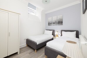 2 makuuhuonetta, työpöytä, silitysrauta/-lauta, vauvan matkasänky