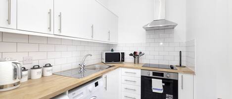 Kylskåp, mikrovågsugn, ugn och diskmaskin