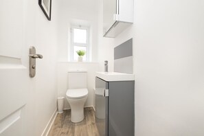 Regadera, secadora de cabello, toallas, shampoo