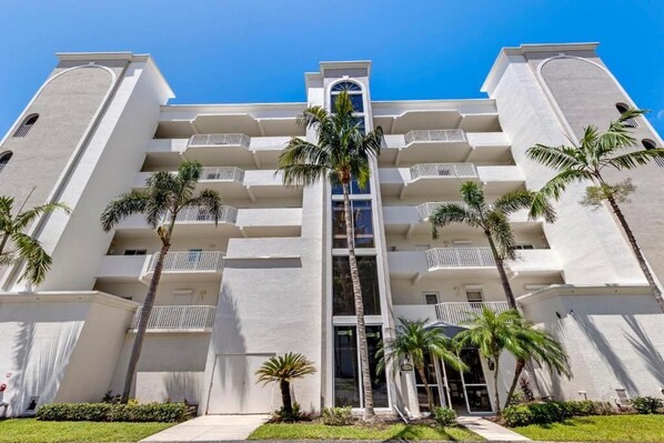 Exterior - 2 Bedroom, 2 Bath Condo with lncredible Bay Views (Fort Myers Beach)