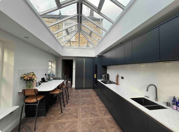 Réfrigérateur, micro-ondes, four, lave-vaisselle