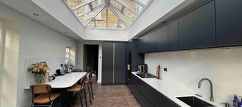 Georgian house with hot tub  right on the River!