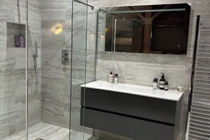 Een douche, een haardroger, een bidet, handdoeken