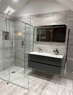 Dusche, Haartrockner, Bidet, Handtücher