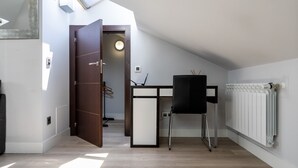 A modern, well-lit room with a desk, chair, and radiator. - Tico en Madrid - Ideal Para Parejas (Madrid)