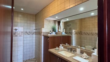 Regadera, toallas, jabón, papel de baño