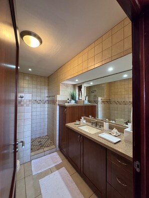 Dusche, Handtücher, Seife, Toilettenpapier