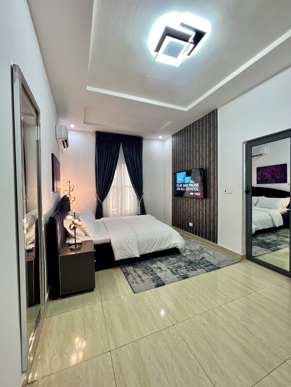 4 bedrooms, iron/ironing board, WiFi, bed sheets