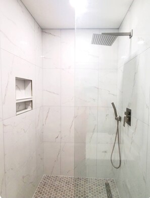 Ducha, secador de pelo, toallas, jabón
