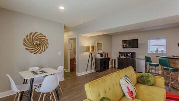 Smart TV, fireplace