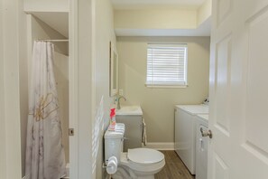 Regadera, secadora de cabello, toallas, papel de baño 