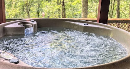 Secluded mountain hideaway w/ hot tub. Close to town and pet-friendly!