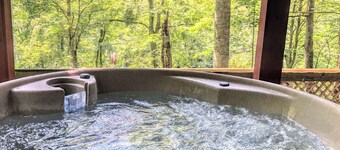 Secluded mountain hideaway w/ hot tub. Close to town and pet-friendly!