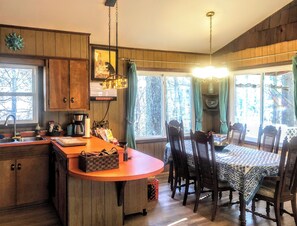 Dining - Secluded mountain hideaway w/ hot tub. Close to town and pet-friendly! (Jefferson)