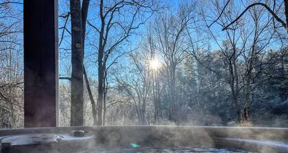 Secluded mountain hideaway w/ hot tub. Close to town and pet-friendly!