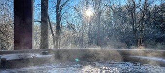 Secluded Mountain Hideaway by the New River l Hot Tub + Game Room l Pet-friendly