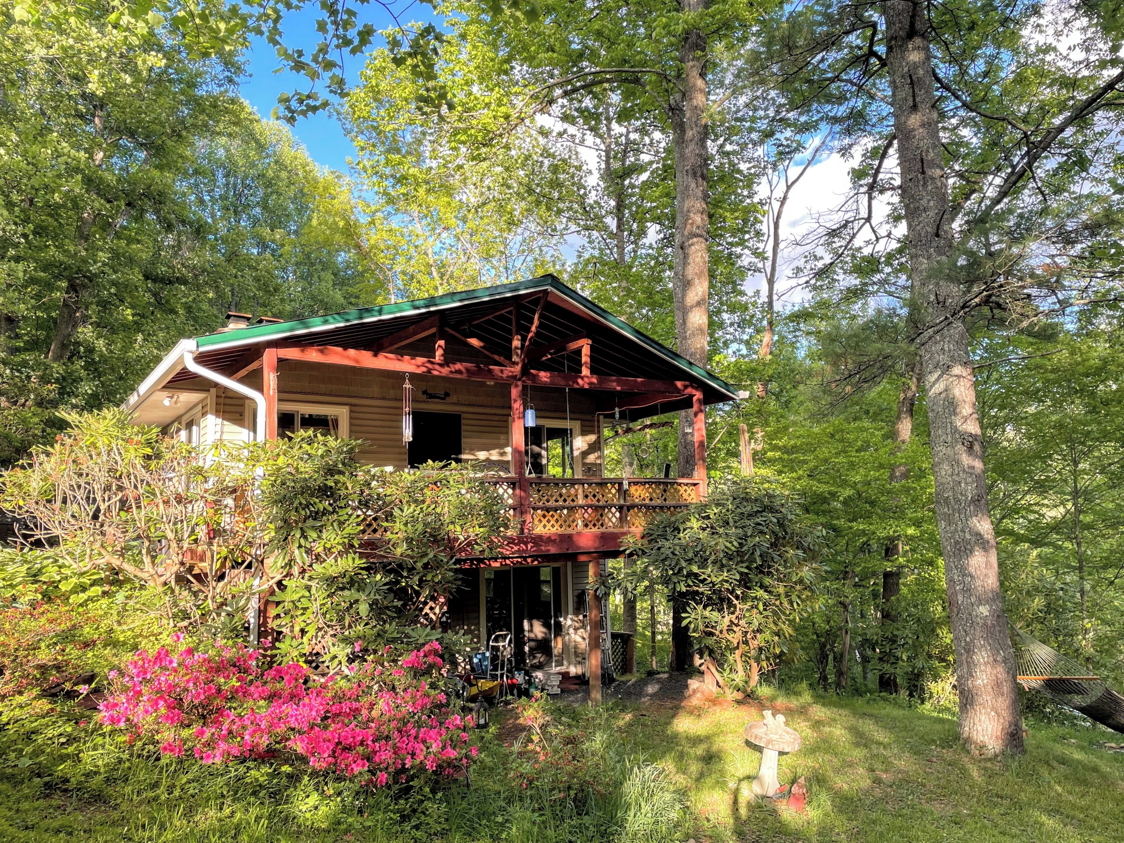 Welcome to Roswell's Landing, your tranquil mountain retreat in Jefferson, NC.