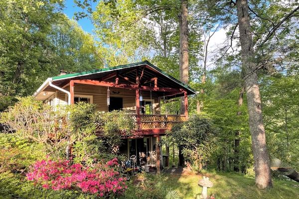 Welcome to Roswell's Landing, your tranquil mountain retreat in Jefferson, NC.