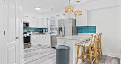 Luxury 4BR Beach Escape, Heated Private Pool, Spa, Outdoor Bar & Game Room!