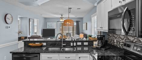 冷蔵庫、電子レンジ、オーブン、コンロ