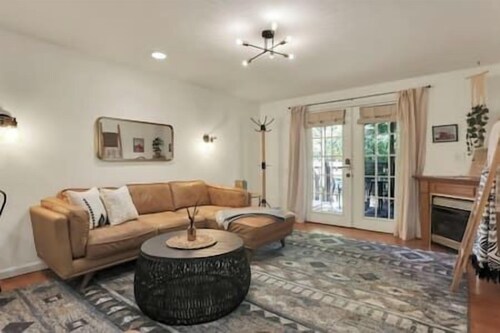 Hot Tub • Fast Wi-Fi • Leather Couch