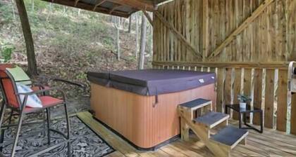 Hot Tub • Fast Wi-Fi • Leather Couch