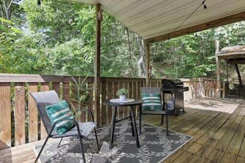 Hot Tub • Fast Wi-Fi • Leather Couch