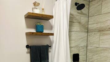 Suihku, hiustenkuivaaja, pyyhkeet, saippua